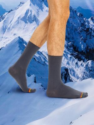 Высокие мужские носки термо темно-серого цвета с желтой и красной полоской Mark Formelle. Цвет: т.серый