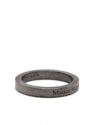 Кольцо с тисненым логотипом Maison Margiela. Цвет: серебристый
