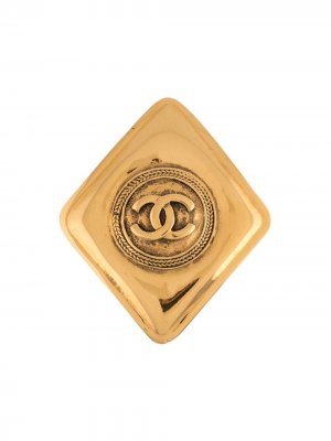 Брошь в виде ромба с логотипом CC Chanel Pre-Owned. Цвет: золотистый