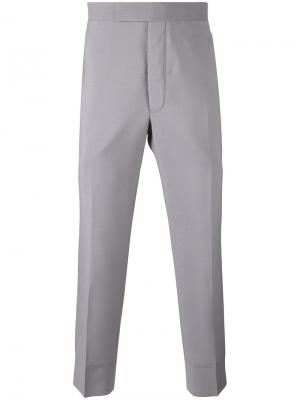 Укороченные классические брюки Thom Browne. Цвет: серый
