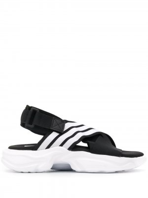 Сандалии-кроссовки с контрастными полосками adidas. Цвет: черный