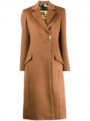 Фактурное пальто с брошью Versace. Цвет: коричневый