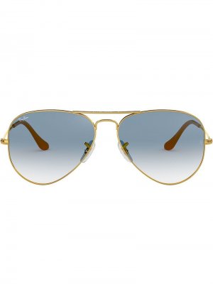Классические солнцезащитные очки-авиаторы Ray-Ban. Цвет: золотистый