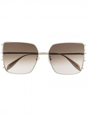 Солнцезащитные очки в массивной оправе с заклепками Alexander McQueen Eyewear. Цвет: золотистый