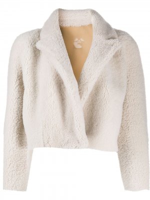 Укороченная куртка из овчины Off-White. Цвет: белый