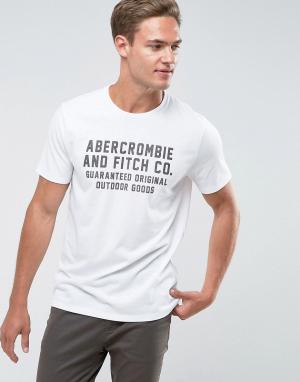 Белая облегающая футболка с логотипом Abercrombie & Fitch. Цвет: белый