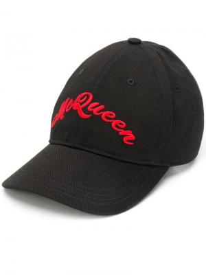 Бейсбольная кепка с вышивкой Alexander McQueen. Цвет: черный