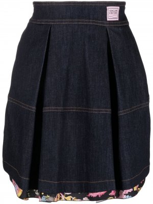 Джинсовая юбка мини со складками Versace Jeans Couture. Цвет: синий