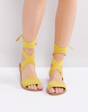 Замшевые сандалии с завязками  FAMOUS ASOS. Цвет: желтый