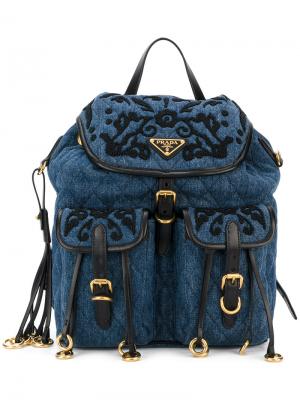 Джинсовый рюкзак с вышивкой Prada. Цвет: синий