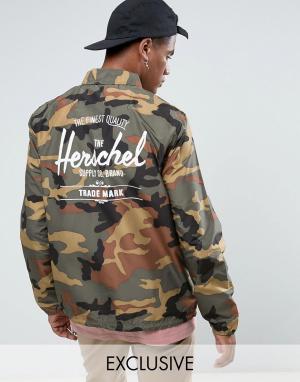 Камуфляжная складывающаяся спортивная куртка с принтом логотипа на спине Herschel Voyage Supply Co. Цвет: зеленый