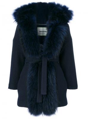 Пальто с поясом и пушистыми лацканами Ava Adore. Цвет: синий