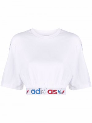 Укороченная футболка Adicolor Primeblue Tricolor adidas. Цвет: белый
