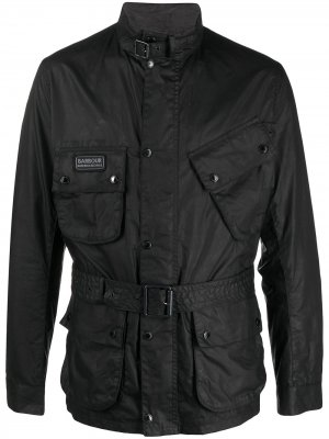 Куртка с карманами карго и ремнем Barbour. Цвет: черный