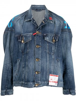Джинсовая куртка с графичным принтом Maison Mihara Yasuhiro. Цвет: синий