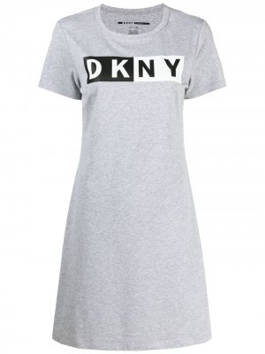 Платье-футболка с логотипом DKNY. Цвет: серый