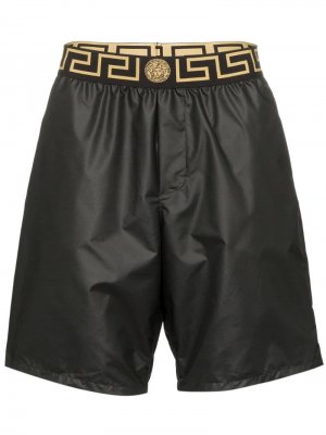 Плавки-шорты с логотипом на поясе Versace. Цвет: черный