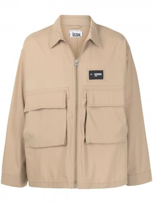 Куртка с нашивкой-логотипом izzue. Цвет: коричневый