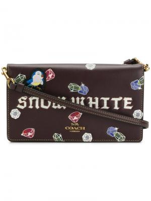 Сумка на плечо Snow White с заплатками и логотипом Coach. Цвет: розовый