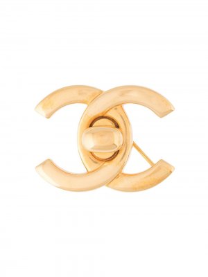 Брошь 1996-го года с логотипом CC Chanel Pre-Owned. Цвет: золотистый