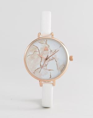 Часы с большим циферблатом и узким ремешком мраморным принтом ASOS CURVE. Цвет: кремовый