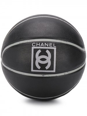 Баскетбольный мяч с логотипом CC Chanel Pre-Owned. Цвет: черный