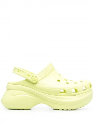 Кроксы с закругленным носком Crocs. Цвет: зеленый