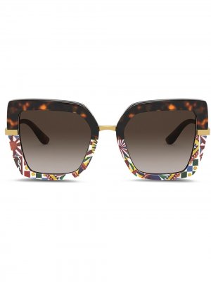 Солнцезащитные очки в квадратной оправе с принтом Dolce & Gabbana Eyewear. Цвет: коричневый