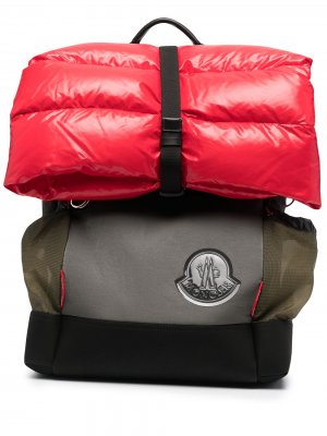 Рюкзак со вставками и нашивкой-логотипом Moncler. Цвет: серый