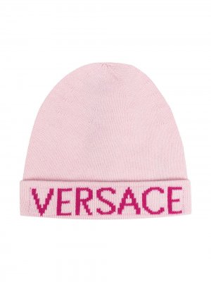 Шапка бини с вышитым логотипом Young Versace. Цвет: розовый
