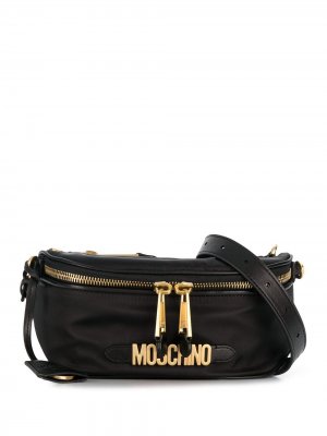Поясная сумка с металлическим логотипом Moschino. Цвет: черный